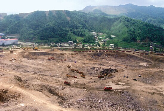 栾川露天开采钼矿现场